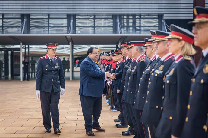 El conseller de Interior de la Generalitat, Joan Ignasi Elena, y el comisario jefe de los Mossos d'Esquadra, Eduard Sallent, en el homenaje a los 161 agentes jubilados en 2023