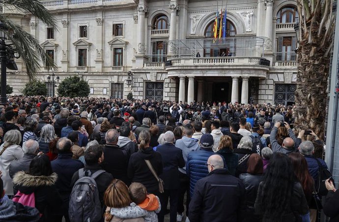 Concentración durante el minuto de silencio por las víctimas del incendio del barrio de Campanar ante el Ayuntamiento de Valncia