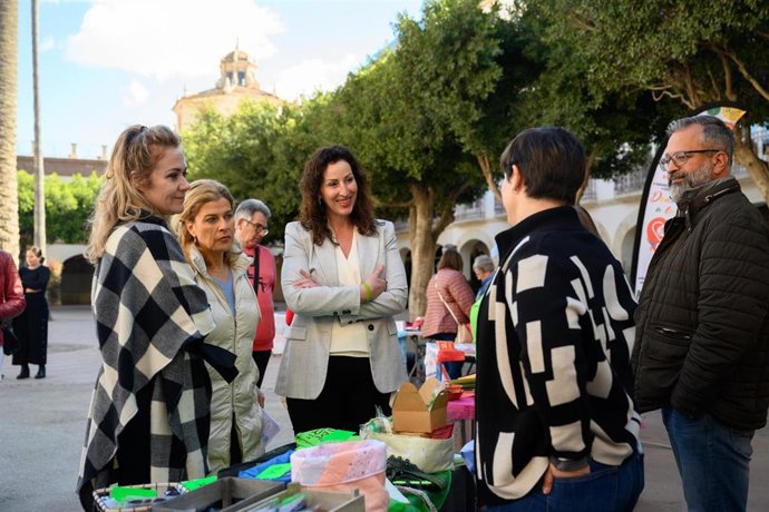 La alcaldesa de Almería, María del Mar Vázquez, en los actos organizados con la Fundación Poco Frecuente en la Plaza Vieja.