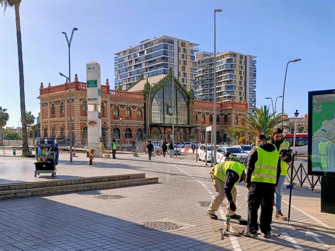 Estación histórica de ferrocarril de Almería envuelta por las obras del soterramiento.