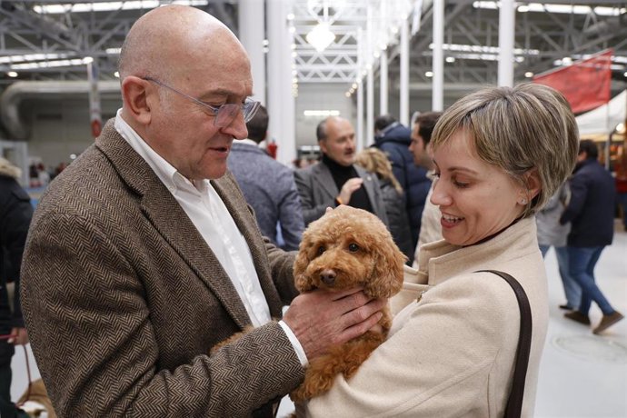 El alcalde de Valladolid, Jesús Julio Carnero, durante su visita a Fimascota