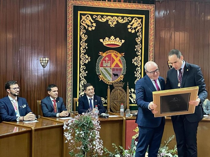 El rector de la UGR, Pedro Mercado, recibe el título de hijo predilecto de Arjona (Jaén)