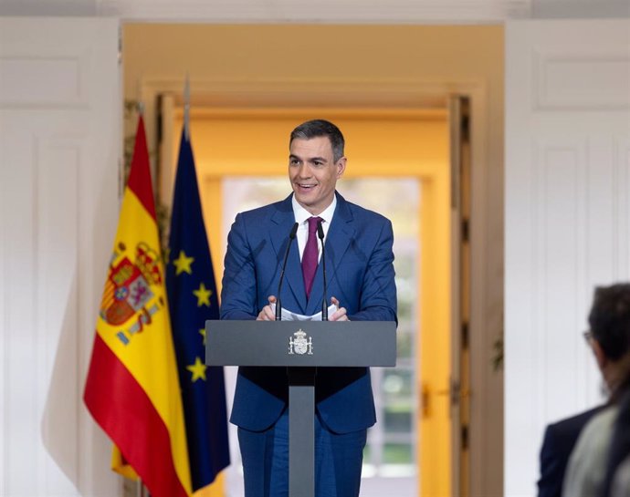 Archivo - El presidente del Gobierno, Pedro Sánchez, comparece para explicar el decreto que prorroga el escudo social tras una rueda de prensa posterior a la reunión del Consejo de Ministros, en el Palacio de la Moncloa, a 27 de diciembre de 2023, en Ma