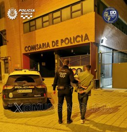 Policía Local detiene en Murcia a un individuo tras robar seis móviles y unas gafas de sol en un local de ocio