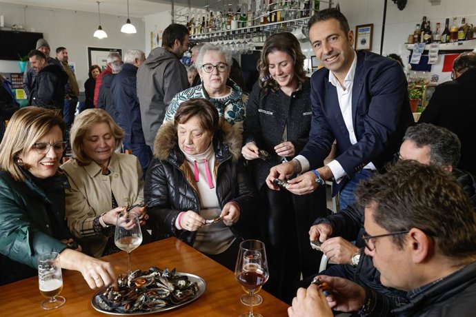 El conselleiro do Mar, Alfonso Villares, en la Festa do Mexillón de San Cibrao.