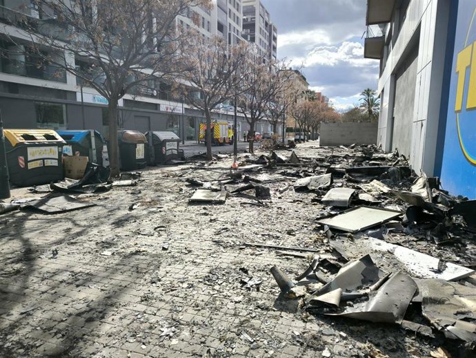 Imagen de restos del incendio del edificio de campanar sobre la acera