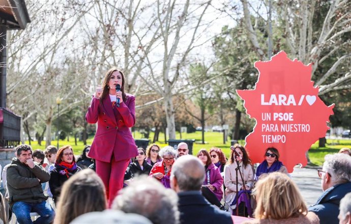 La candidata a la Secretaría General del PSOE de Extremadura Lara Garlito participa en el acto 'Hablamos de Igualdad', celebrado este sábado en Mérida