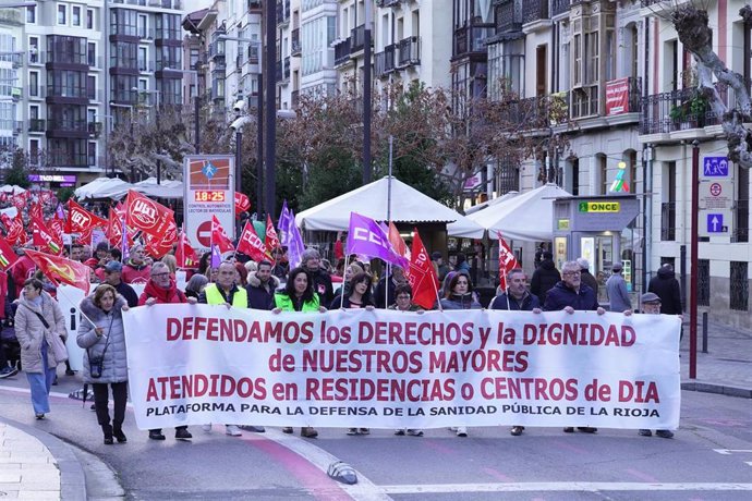 Una manifestación pide al Gobierno que "deje de jugarse a la baraja" las condiciones de centros de día y residencias