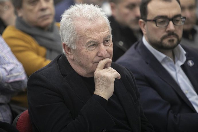 El cantante Víctor Manuel durante la entrega del primer premio a la promoción de la cultura y los valores democráticos al cantautor mierense Víctor Manuel, en el Espacio Cultural 19 10, a 24 de febrero de 2024, en Mieres, Asturias (España). 