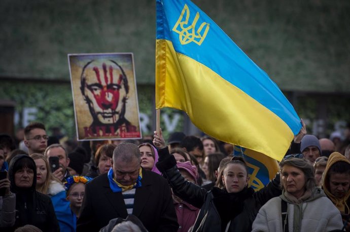 Decenas de personas durante la manifestación en contra de la invasión armada rusa en Ucrania, a 24 de febrero de 2024, en Madrid (España). 