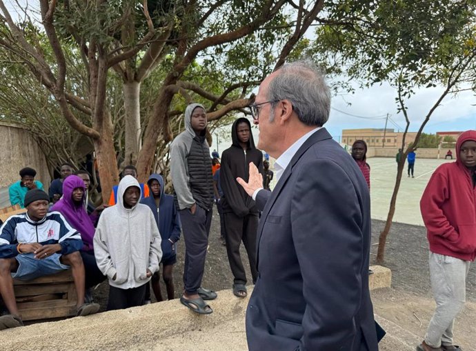 El Defensor del Pueblo, Ángel Gabilond,o visita un centro de atención a menores migrantes en El Hierro