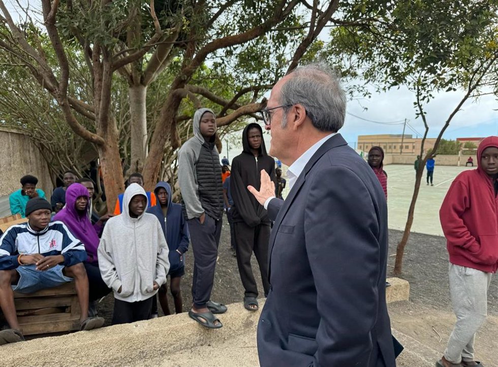 El Defensor del Pueblo, Ángel Gabilond,o visita un centro de atención a menores migrantes en El Hierro