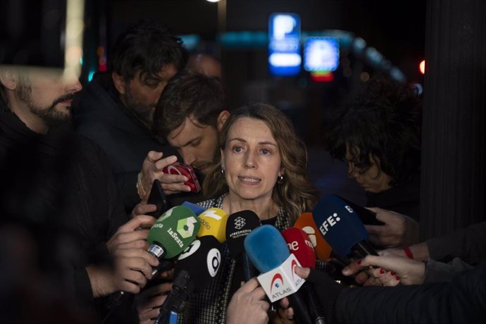 La concejala de Recursos Humanos y Técnicos del Ayuntamiento de València, Julia Climent, ofrece unas declaraciones a la prensa, tras una reunión de propietarios del edificio incendiado en Campanar