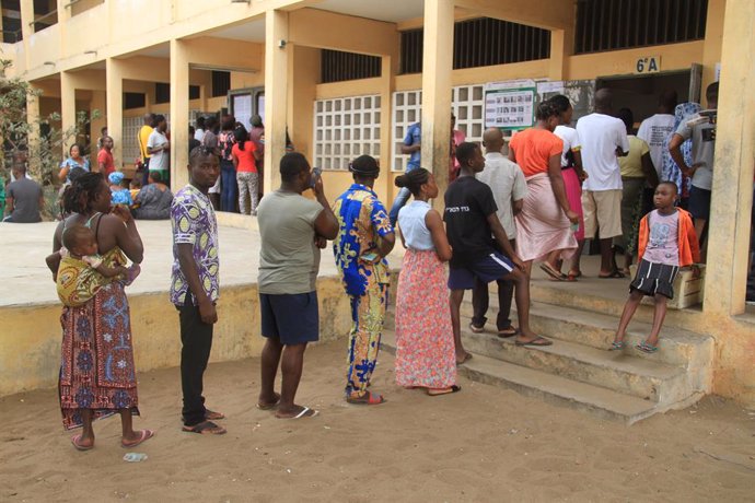 Archivo - (200222) -- LOME, Feb. 22, 2020 (Xinhua) -- Voters line up to cast ballots at a polling station in Lome, Togo, on Feb. 22, 2020. Togo's presidential election kicked off on Saturday at 7 a.m. local time (0700 GMT). Seven candidates, including the