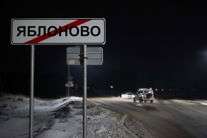 Archivo - BELGOROD, Jan. 25, 2024  -- Police vehicles are seen on duty near the crash site of a military transport aircraft in Russian border city of Belgorod, Jan. 25, 2024.   The Russian Defense Ministry confirmed Wednesday that Ukraine launched two m