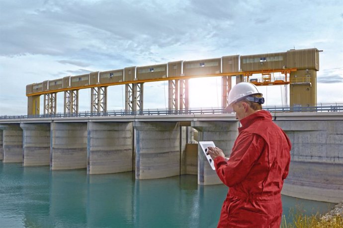 Archivo - Un técnio en una instalación de gestión de agua