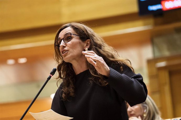 La ministra de Sanidad, Mónica García, interviene durante una sesión plenaria en el Senado, a 20 de febrero de 2024, en Madrid (España). 