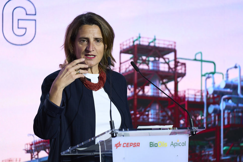 La vicepresidenta tercera y ministra para la Transición Ecológica y Reto Demográfico, Teresa Ribera, interviene durante la colocación de la primera piedra de la nueva planta de biocombustibles de Cepsa en el Parque Energético Cepsa