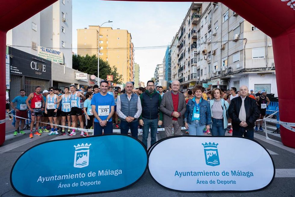 El alcalde de Málaga, Francisco de la Torre, junto al concejal delegado del distrito de Carretera de Cádiz, Francisco Pomares; la presidenta de la Peña El Bastón, Sonia Fuentes, y otros ediles, en la Mini Maratón 'Memorial Rafael Fuentes'.