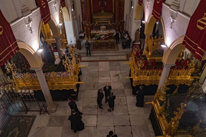 Interior de la Iglesia de San Gregorio con los tres pasos del Santo Entierro.