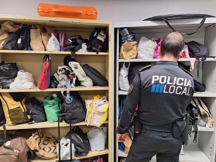 Un agente de la Policía Local en la Oficina de Objetos Recuperados de Palma