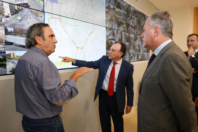 El alcalde de Sevilla, José Luis Sanz, en el nuevo Centro de Gestión de la Movilidad en el edificio Ranilla.