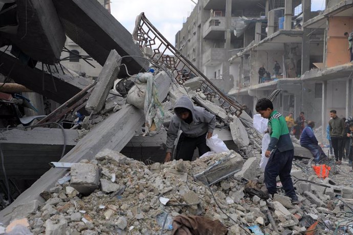 Edificio derruido tras un bombardeo israelí sobre la Franja de Gaza