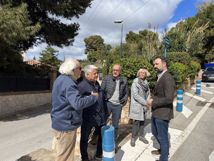 El concejal socialista Mariano Ruiz con propietarios de Pinares de San Antón, en Málaga.