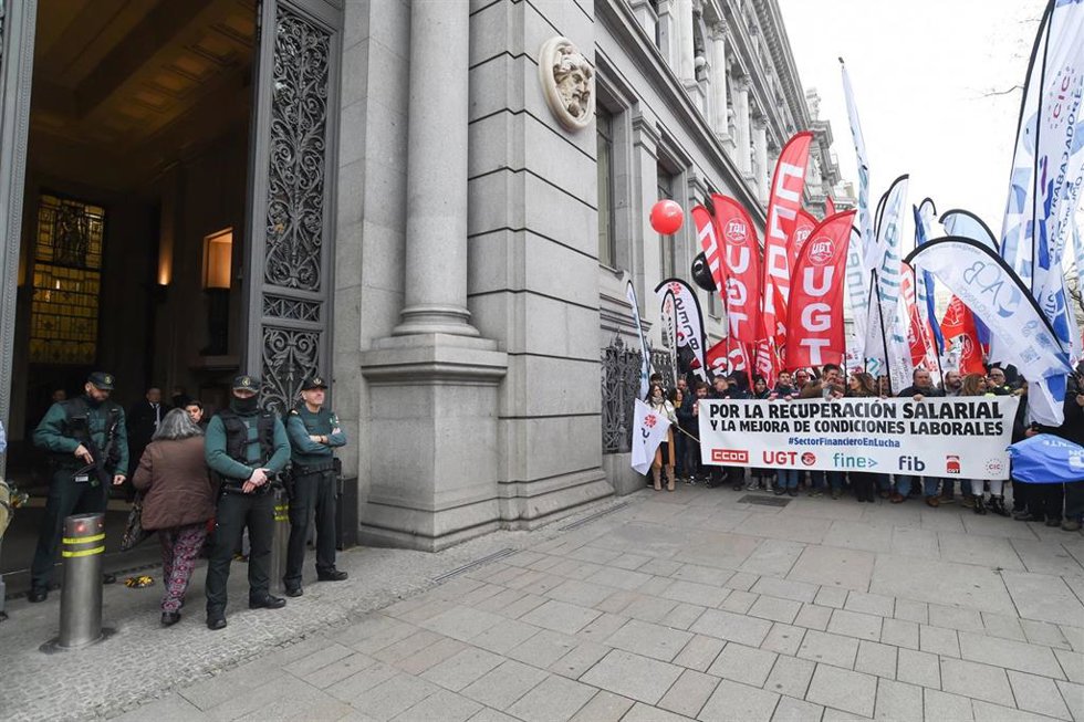 Empleados de banca durante una manifestación para exigir mejores salarios, a 8 de febrero de 2024, en Madrid (España). El sector financiero se manifiesta hoy en Madrid para exigir la recuperación del poder adquisitivo de sus salarios, en el marco de las