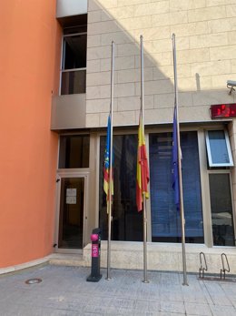 Archivo - Banderas a media asta en el Ayuntamiento de Algemesí en imagen de archivo