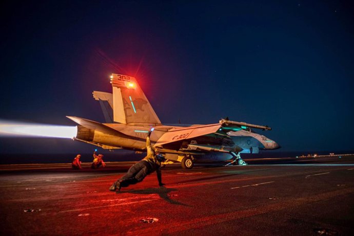 Un avió de combat dels Estats Units s'enlaira des d'un portaaeronaus 