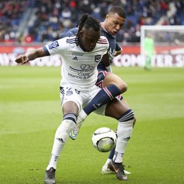 Archivo - Alberth Elis y Kylian Mbappé en un Paris Saint-Germain-Girondins de Burdeos