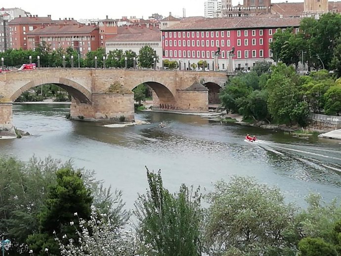 Archivo - Puente de piedra de Zaragoza.