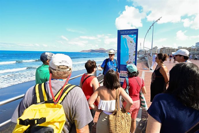 Archivo - Turistas en la Playa de Las Canteras