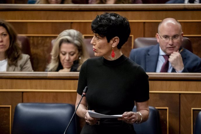 La ministra de Inclusión, Seguridad Social y Migraciones, Elma Saiz, interviene durante la sesión plenaria en el Congreso de los Diputados, a 21 de febrero de 2024, en Madrid (España). En la segunda Sesión de Control del 2024, el Gobierno se somete a las 