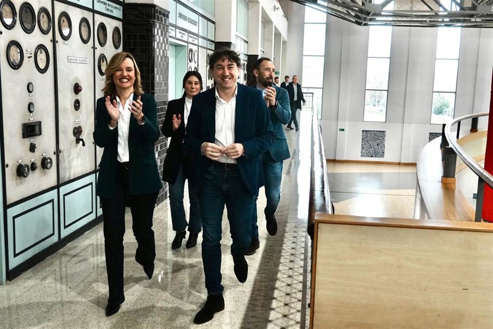 La portavoz del Gobierno y ministra de Educación, Pilar Alegría,  junto al candidato a lehendakari por el PSE-EE, Eneko Andueza, en Barakaldo (Bizkaia)