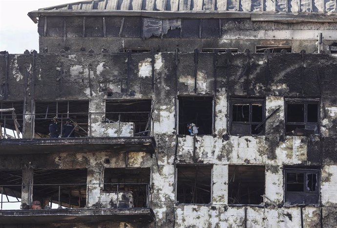 Varios agentes de la Policía Científica buscan las causas del incendio en el edificio del barrio de Campanar, a 24 de febrero de 2024, en Valencia, Comunidad Valenciana (España). 