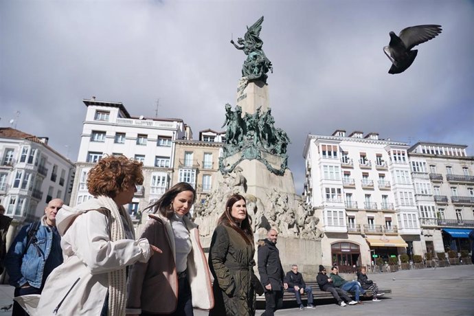 La secretaria general de Podemos, Ione Belarra (c), muestra su apoyo a la candidata de Elkarrekin Podemos a lehendakari, Miren Gorrotxategi (1d), en la Plaza Nueva de Vitoria, a 23 de febrero de 2024, en Vitoria, Álava, País Vasco (España). 
