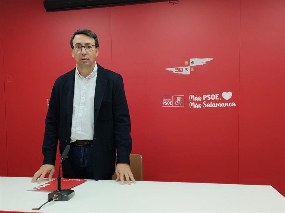 Archivo - El procurador socialista Fernando Pablos en la sede del PSOE de Salamanca.