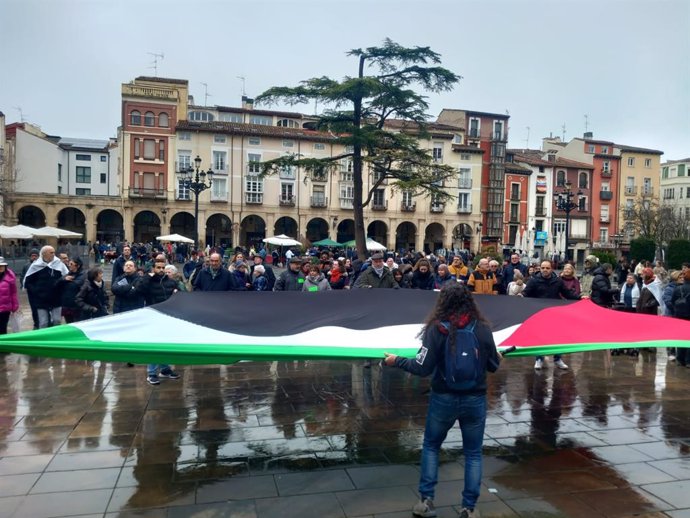 Una manifestación ha recorrido el centro de Logroño para mostrar su "profundo rechazo al genocidio que está cometiendo Israel"