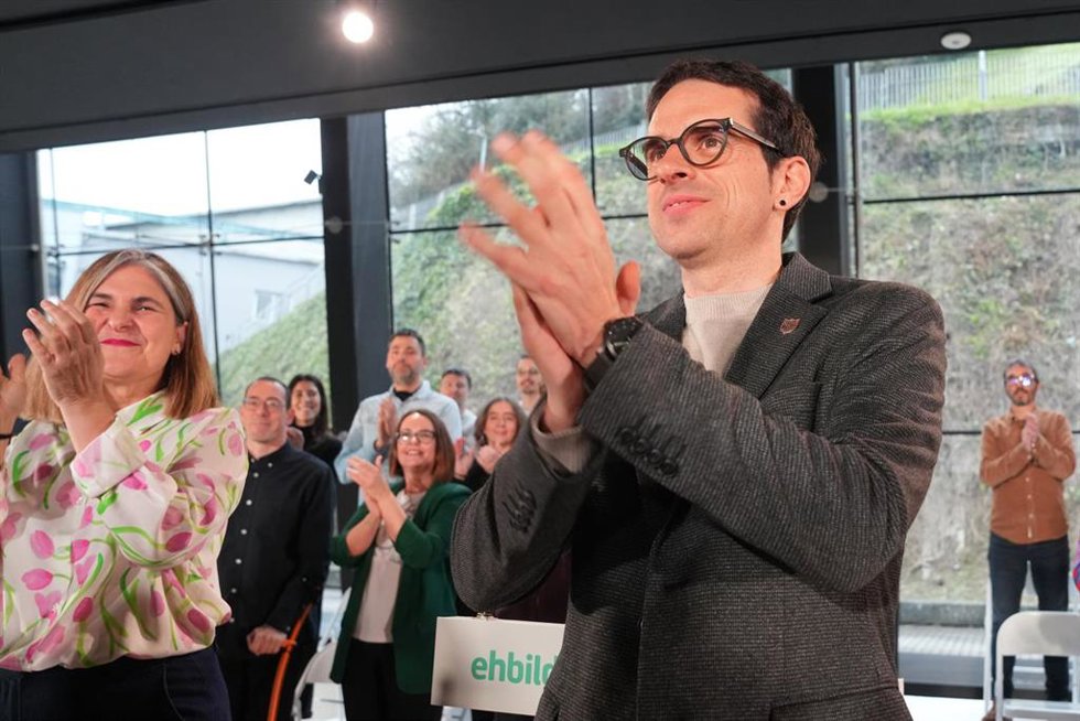 El candidato de EH Bildu a Lehendakari, Pello Otxandiano, y la candidata de EH Bildu por Gipuzkoa, Nerea Kortajarena, durante un acto político de EH Bildu, en el Museo Balenciaga, a 25 de febrero de 2024, en Getaria, Guipúzcoa, País Vasco (España). Dura