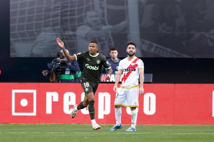 Archivo - Savinho y Unai López en el Rayo Vallecano-Girona de la primera vuelta en Vallecas