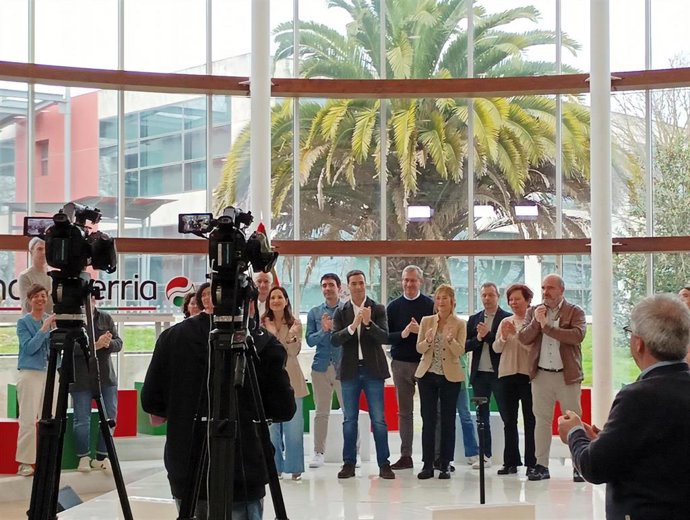 El candidato del PNV a Lehendakari, Imanol Pradales, junto a representantes de la lista jeltzale por Gipuzkoa