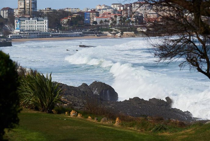 Archivo - El fuerte oleaje se aproxima al paseo marítimo en Santander, Cantabria (España).