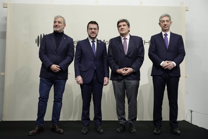 L'alcalde de Barcelona, Jaume Collboni, el president de la Generalitat de Catalunya, Pere Aragonès, el ministre per la Transformació Digital i de la Funció Pública, José Luis Escrivá, i el CEO de Mobile World Capital Barcelona, Francesc Fajula