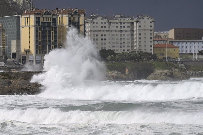 Olas durante el frente meteorológico, a 23 de febrero de 2024, en A Coruña, Galicia (España). La Agencia Estatal de Meteorología (Aemet) .