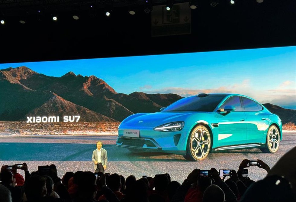Coche eléctrico Xiaomi SU7 en el evento de Xiaomi en MWC 2024