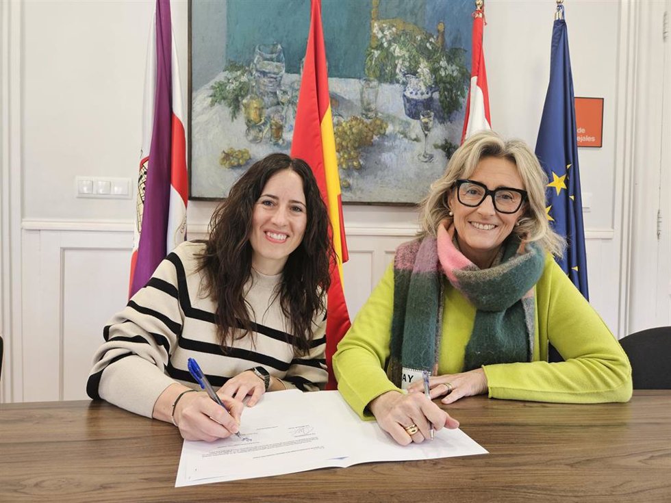 La alcaldesa de Calahorra, Mónica Arceiz, y la presidenta del Grupo cultural Paso Viviente, Reyes Pérez