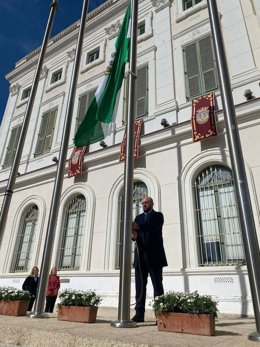 Izada de la bandera de Andalucía en El Puerto de Santa María, en una imagen de archivo.