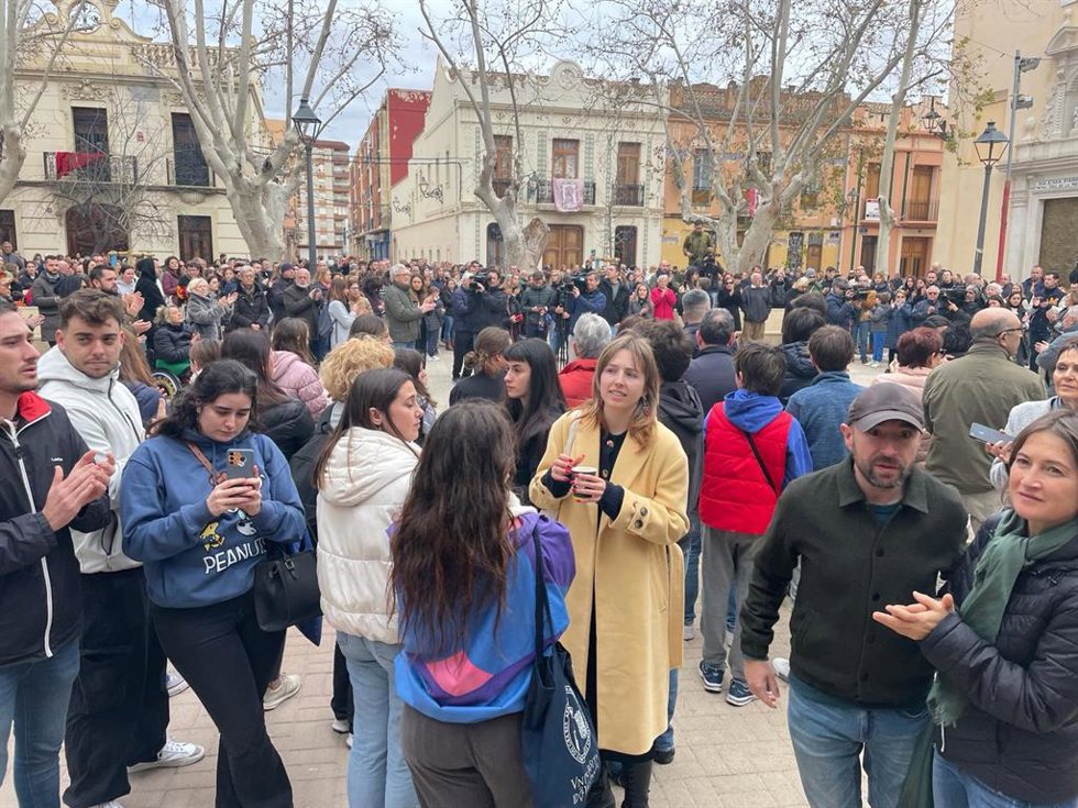 Minuto de silencio por las víctimas del incendio de dos edificios de Campanar